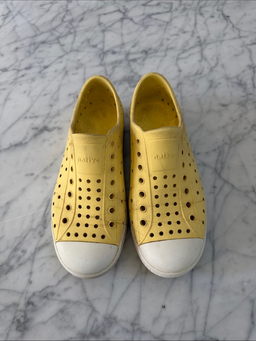 Native Jefferson Kids Sz 2 Big Kid Yellow Play Condition